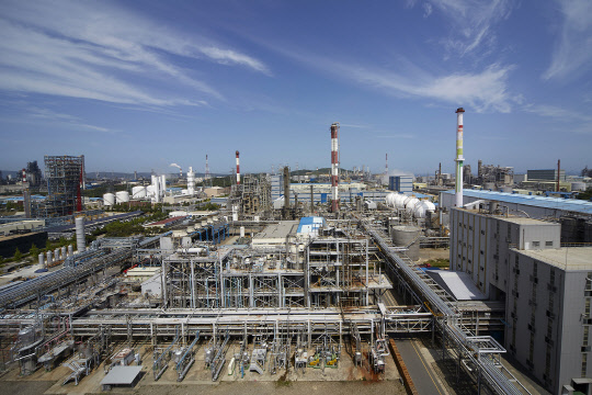 프로판가스에서 탈수소(Dehydrogenation) 공정을 거쳐 폴리프로필렌과 부생수소를 생산하는 효성 울산 용연공장 전경. <효성 제공>